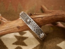 INDIAN JEWELRY : HAMMERING STUMP WORK SILVER BANGLE ” BO GARY